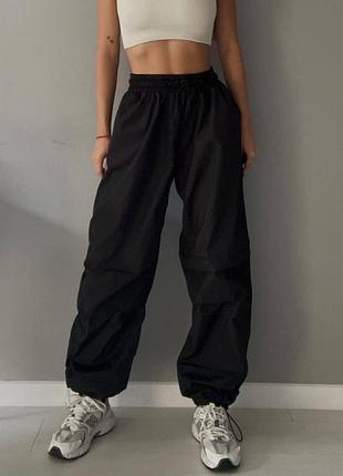 Повсякденні жіночі штани карго оверсайз із плащівки вільного крою на затяжках по низу