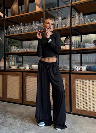 Затишний жіночий костюм топ з акцентною збіркою на грудях та довгим рукавом і штани палаццо вільного крою на резинці