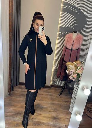 Платье свободного кроя с аккуратным воротником стойка,