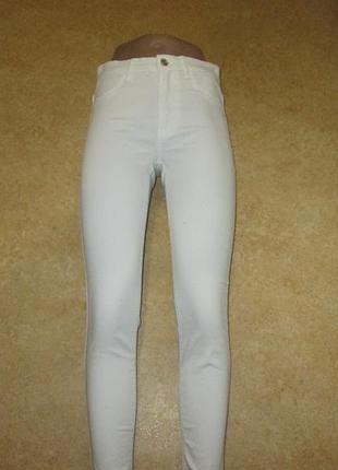 Белые стрейчевые брюки.