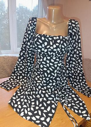 Платье с разрезом на ножке pretty little thing