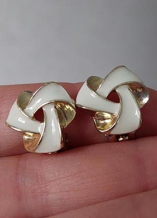 Винтажные клипсы с элементами бежевый эмали под золото (1.5 см на 1.5 см)