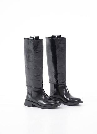 Демисезонные лаковые сапоги трубы на низкой подошве