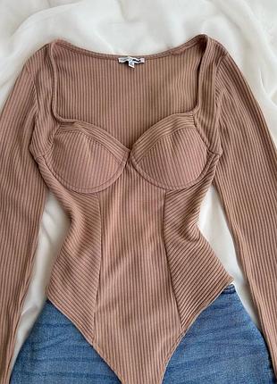 Жіноче бежеве боді в рубчик з чашками