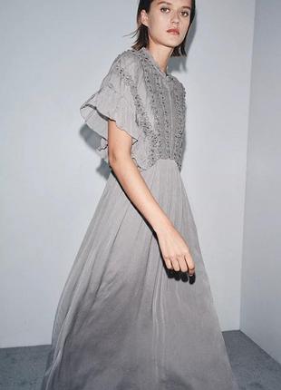 Платье с узлами и украшениями