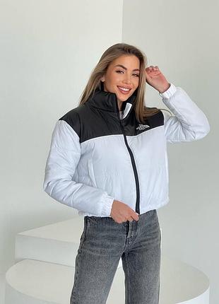 Модна жіноча куртка укорочена з довгим рукавом утеплена на блискавці з брендовим логотипом на плечі та зручними кишенями