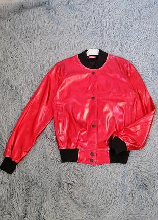 Куртка ветровка бомбер зеркальная экокожа с эффектами потертостей и выбитым рисунком на спине