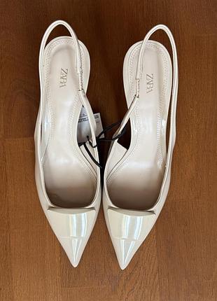 Бежеві лаковані слінгбеки-човники zara на kitten heel із декоративною пряжкою 40 / 41