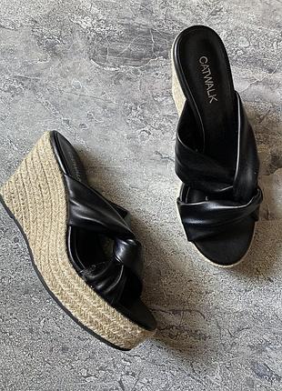 Шлепанцы на танкетке