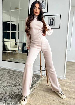 Затишний жіночий костюм з теплої ангори рубчик кофта з високим горлом та довгими рукавами і штани палаццо вільного крою
