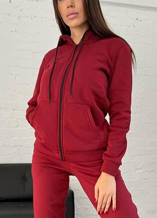 Спортивний костюм в трендових кольорах