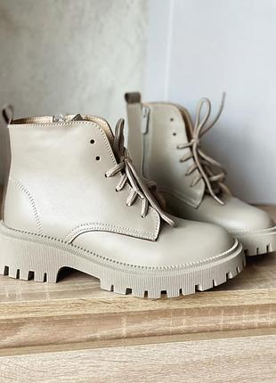 Женские ботинки на меху короткие зимние