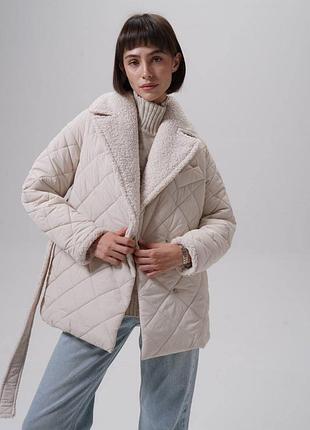 Стьобане пальто з хутряним коміром