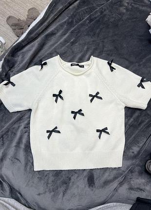 Білий светр з бантиками