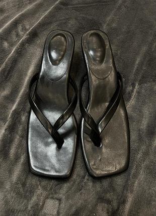 Чорні босоніжки