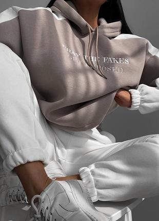 Ідеальний жіночий спортивний костюм тринитка на флісі з вишивкою оверсайз худі на резинках з капюшоном та штани джогери вільного крою