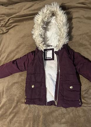 Курточка на дівчинку тепла.