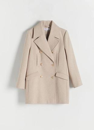 Жіноче пальто середньої довжини.