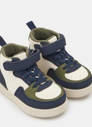 Высокие кроссовки