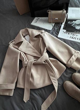 Трендовый эффектный тренч-пальто укороченное с поясом