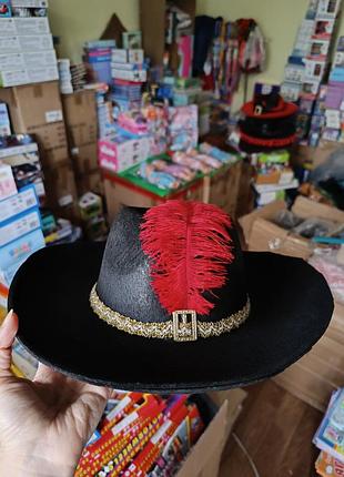 Капелюх шляпа мушкетёр мушкетер чорна з червоним пером