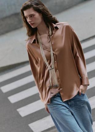 Атласная рубашка с опущенным рукавом