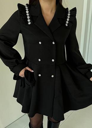 Елегантна жіноча піджак-сукня міні на ґудзиках з рукавами ліхтариками на плечах акцентні ґудзики