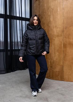 Демисезонная короткая пуховая куртка прямого кроя на молнии с капюшоном и карманами