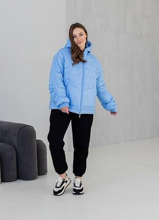 Демисезонная короткая свободная куртка со съемным капюшоном и кулиской по низу