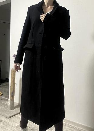 Довге чорне пальто