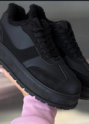 Утеплена жіноча моделька, чорного кольору у розмірі 37 (23,5 см).