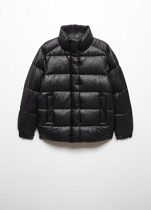 Непроникна стьобана куртка mango чорного кольору розмір с