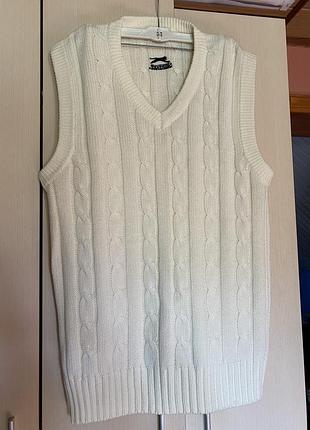 Молочний в'язаний жилет