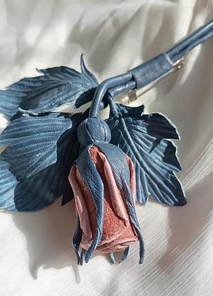 Брошь из кожи бутон розы