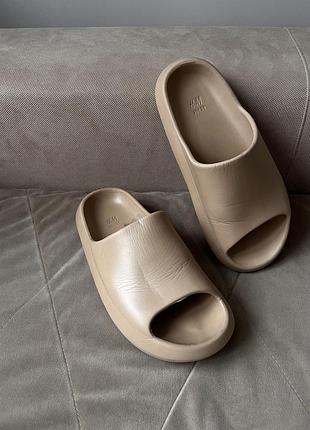 Тапки бренду h&m, розмір 36/37, загин зверху на нозі не видний, такі з дефектом прийшли з магазину