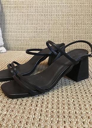 Босоніжки жіночі