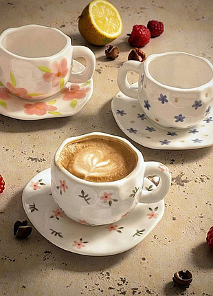 Керамічний набір (чашка + блюдце) з квітами, 350 мл
