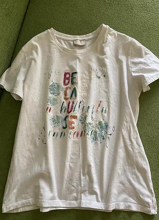 Біла футболка з принтом цікавим