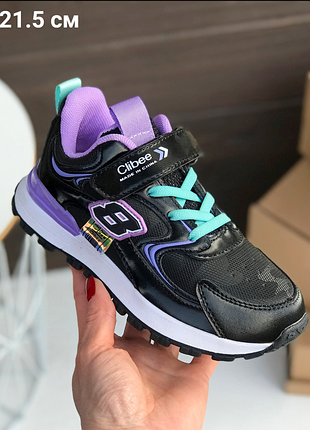 Красивые стильные кроссовки