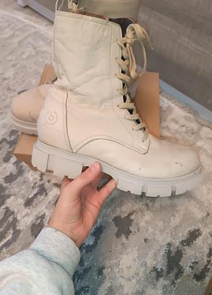 Черевики жіночі 26см.трішки колір одного черевика відрізняється від іншого.хто не знає навіть не замітить.