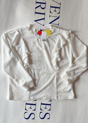 Красивая мягкая кофта с нежными воланами