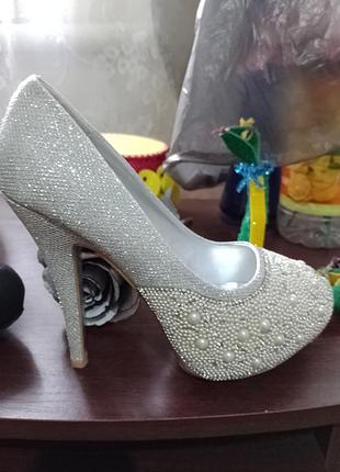 Дуже гарні можна на весілля