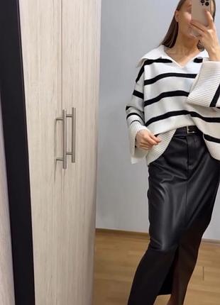 Свитер с воротничком в полоску ч/б, поло