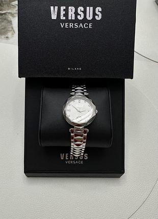 Жіночий годинник versus versace