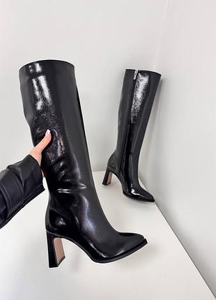 Черные лаковые демисезонные сапоги на каблуке
