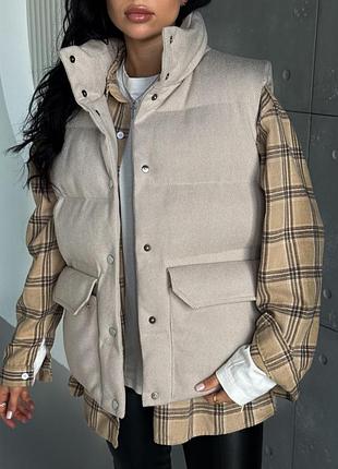 Осіння жилетка молочного кольору