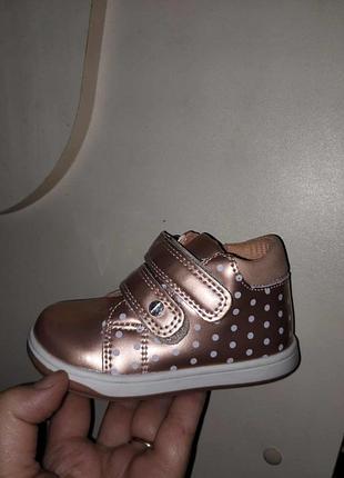 Шикарные ботиночки-кроссы для первых шагов