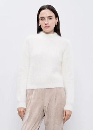 М'який светрик під горло білого кольору