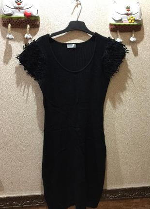 Платье вязанное с буклироваными плечиками