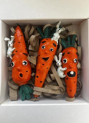 Ялинкові новорічні іграшки у вигляді моркви з маленькими білими зайчиками ручна робота handmade